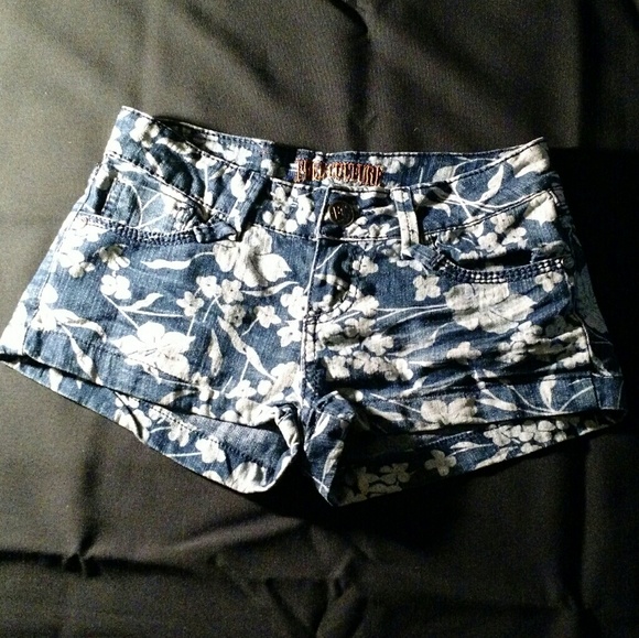 Free Culture Jeans - Indigo Denim Floral Shorts - Picture 3 of 7